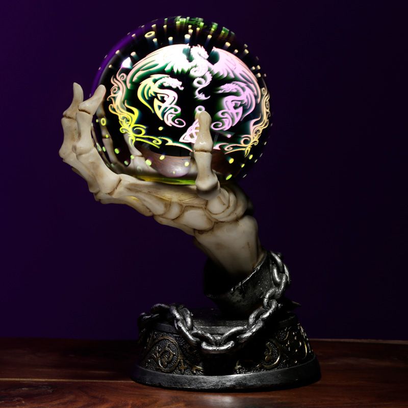 MANO DI SCHELETRO CHE TIENE UNA SFERA A LED